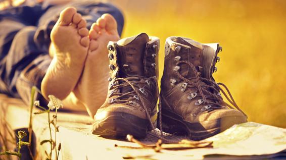 Gut zu Fuß: So läufst du dir beim Wandern keine Blase / Bild: iStock / upixa
