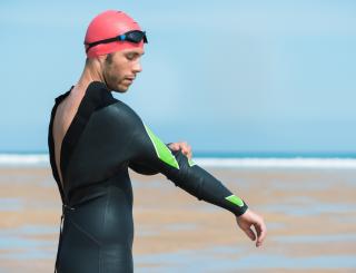 Gib Gummi: Was man bei einem Neoprenanzug für den Triathlon beachten sollte © iStock / emiliozv Gib Gummi: Was man bei einem Neoprenanzug für den Triathlon beachten sollte