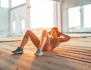 Bauchfett abnehmen: Warum Sit-ups nichts bringen