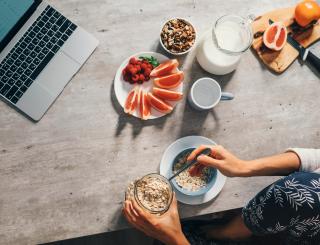 Für Sportler: 5 gesunde Frühstücksrezepte zum Selbermachen © iStock / Solovyova Für Sportler: 5 gesunde Frühstücksrezepte zum Selbermachen