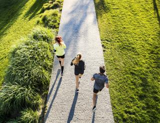 So läuft es gut: Sommer-Fahrplan für 3 unterschiedliche Lauftypen © iStock / Halfpoint So läuft es gut: Sommer-Fahrplan für 3 unterschiedliche Lauftypen