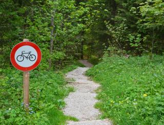 Wegerecht für Mountainbiker: Das steckt hinter den bekanntesten Mythen © iStock / Schlegelfotos Wegerecht für Mountainbiker: Das steckt hinter den bekanntesten Mythen