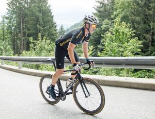 Im Sattel von Black Beauty: SPORTaktiv testet das Specialized Tarmac S-Works Ultralight © Fotograf / Simon Rainer Im Sattel von Black Beauty: SPORTaktiv testet das Specialized Tarmac S-Works Ultralight