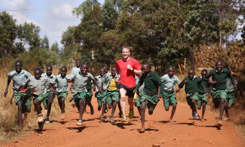 Kenianer beim Laufen mit Jan Fitschen Thumbnail