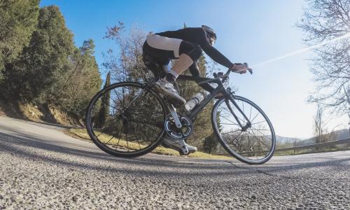 6 Gründe, warum sich Radfahrer die Beine wirklich rasieren © iStock / LorenzoPatoia 6 Gründe, warum sich Radfahrer die Beine wirklich rasieren