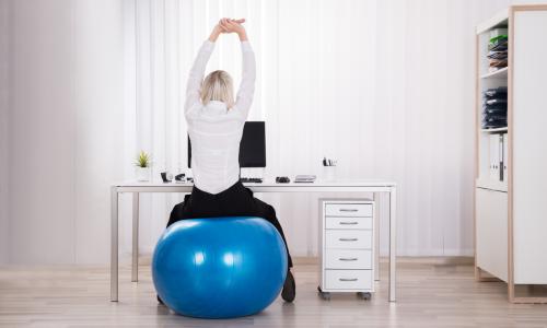 Übungen für den Rücken Büro © iStock / AndreyPopov Übungen für den Rücken Büro