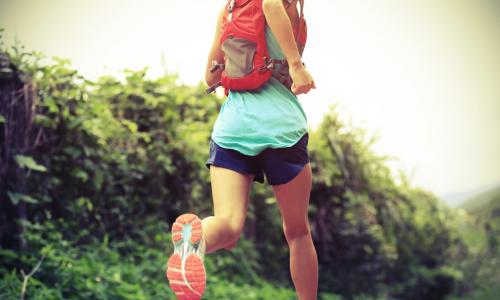 Frau beim Trailrunning Thumbnail