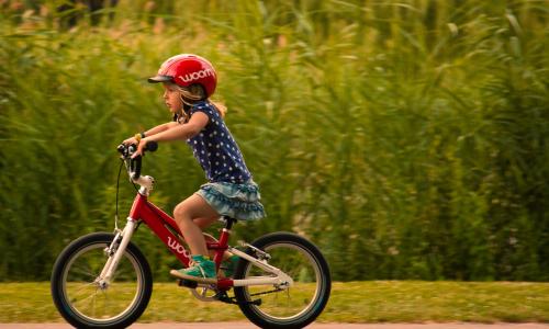 Kind beim Radfahren Thumbnail