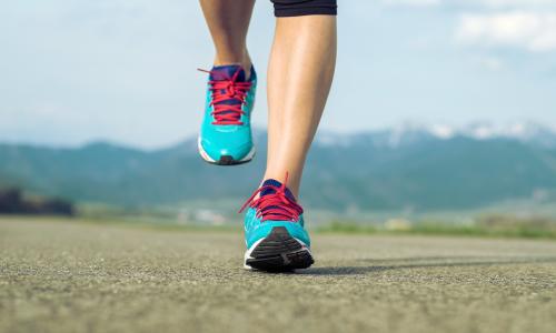 Die 4 besten Übungen für straffe Sportlerbeine © iStock / yuran-78 Die 4 besten Übungen für straffe Sportlerbeine