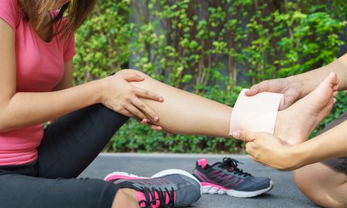 Erste Hilfe: Was tun bei Verletzungen der Muskeln und Bänder Thumbnail