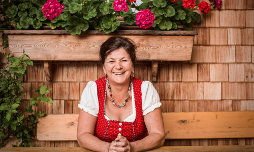 Die wilde Kaiserin: Hüttenwirtin Silvia Huber über 16-Stunden-Tage und wandernde Bücher Thumbnail