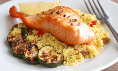 Gesunder Rezepttipp: Zitronen-Pfeffer-Lachs auf Couscous Thumbnail