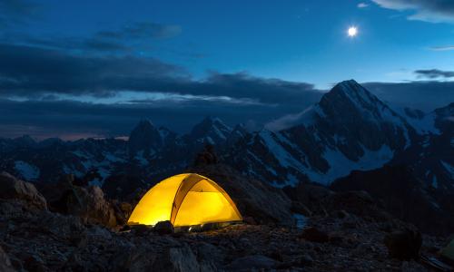 7 ungewöhnliche Möglichkeiten, eine Nacht in den Bergen zu verbringen Thumbnail