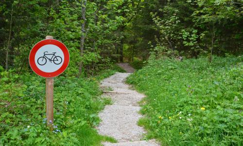 Wegerecht für Mountainbiker: Das steckt hinter den bekanntesten Mythen © iStock / Schlegelfotos Wegerecht für Mountainbiker: Das steckt hinter den bekanntesten Mythen