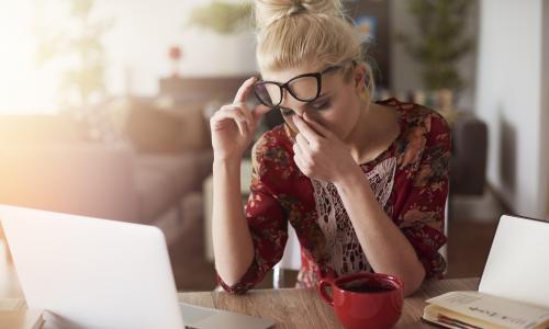 Die 3 häufigsten Gründe, warum du ständig müde bist Thumbnail