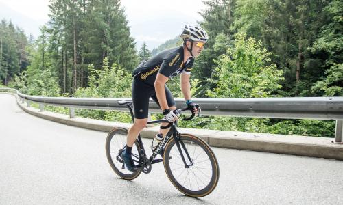 Im Sattel von Black Beauty: SPORTaktiv testet das Specialized Tarmac S-Works Ultralight © Fotograf / Simon Rainer Im Sattel von Black Beauty: SPORTaktiv testet das Specialized Tarmac S-Works Ultralight