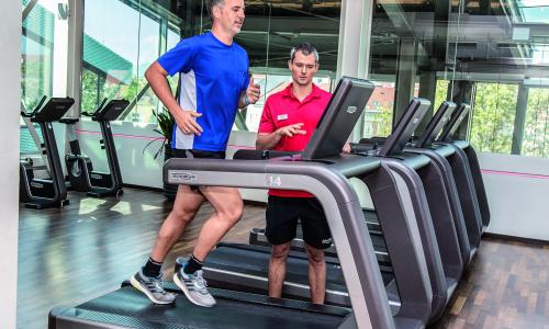 SPORTaktiv Redakteur am Laufband im Fitnessstudio Thumbnail