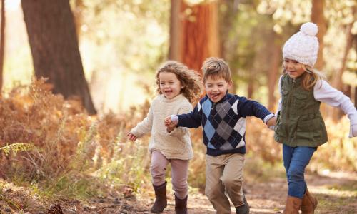 Kinder draussen beim Spielen