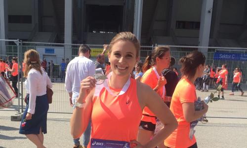 © Fotograf / Anita Pappenscheller / Testerin Anita beim 32. ASICS Österreichischen Frauenlauf in Wien. Testerin berichtet: So hat das Rise-Bryte™-Laufoutfit von ASICS im Praxistest abgeschnitten!