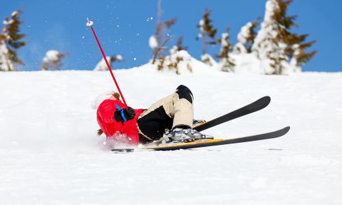 Achtung, Sturzgefahr: 5 Tipps, wie du beim Skifahren richtig fällst