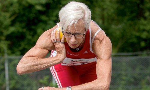 © Fotograf / Marianne Maier / Die Siebenkämpferin ist auch in einzelnen Disziplinen top. Im Kugelstoßen hält sie den Weltrekord. Siegen hält jung: Warum auch Leistungssport als Jungbrunnen taugt