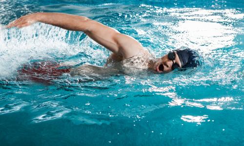 Kraul, Brust, Rücken und Delphin: Die 4 Schwimmstile