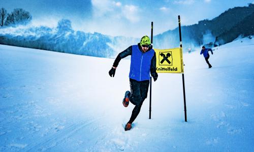 Snowtrail Downhill: Spikes rauf, Helm auf, Piste runter