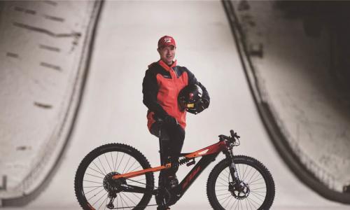© Fotograf / ATTICFILM / Das Erlebnis Sprungschanze einmal anders: Alexander Pointner macht seine Leidenschaft zur Challenge. Erfolgscoach Alexander Pointner im ultimativen Uphill Flow