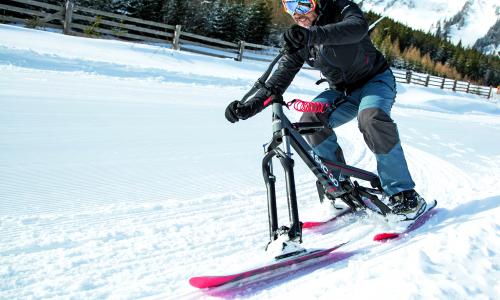 © SPORTaktiv / Thomas Polzer / Druck auf den Lenker und die Ski gehen in den Carving-Modus: Sno-go heißt das Spaßgefährt. Türkis-Grün in Schieflage