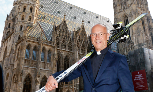 © Fotograf / Snowsports Academy Der Dompfarrer als Skilehrer