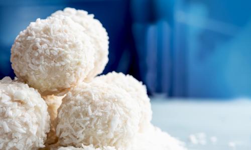 © iStock / Svetlana Monyakova Liebe geht bekanntlich durch den Magen: Verwöhne deine Liebsten doch mit leckeren Low Carb Raffaello