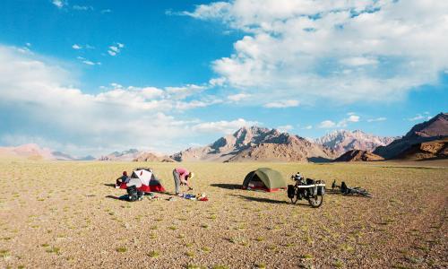 © Fotograf / Elias Lang, Fabio Trenn / Der schönste Zeltplatz der Welt – so bezeichnen die beiden Tokio-Radler diese Stelle in Tadschikistan. Vier Reifen für ein Sayonara