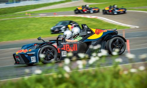 © Fotograf / Lucas Pripfl / Ob im X-Bow oder im Formel-4-Rennauto – die Profis David Coulthard und Patrick Friesacher geben Tipps, wie man gekonnt um die Rennstrecke cruist. Wir gegen die Stars
