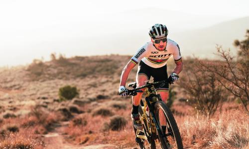 © Fotograf / Scott Sports / Rained Upon Media / Titelverteidigung in Österreich: Seit dem Update der UCI fix: Nino Schurter wird seinen WM-Titel in Österreich verteidigen. Denn Leogang wird am neuen Termin der Downhill-WM (inkl. Pumptrack) nun auch die Disziplinen Cross Country (XCO) und E-Bike (E-MTB) übernehmen. Vormerken: 7. bis 11. Oktober 2020, Saalfelden Leogang. Nino Schurter