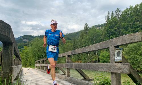 © Fotograf / Gregor Lindpointner / Ex-Skispringer Andreas Goldberger beim Traunuferlauf Halbmarathon mit Start in Bad Ischl am 26. September: "Trophy goes Kaiserlauf"!