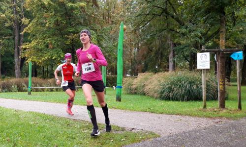 © Fotograf / Peter Perstl / Martina Staufer aus Seewalchen und die Ischler Lokalmatadorin Christina Herbst kurz vorm Ziel im Sissipark! Bis 31. Oktober individuell zu absolvieren: Halbmarathon von Bad Ischl nach Bad Goisern!