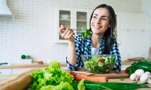 © iStock / Povozniuk Es grünt: Hier kommen 5 leckere Salatrezepte für dich