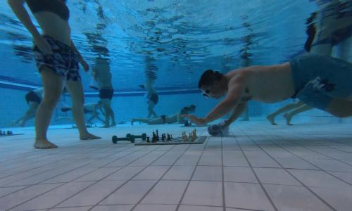 Denkarbeit unter Wasser: Gelungene Premiere von Tauchschach in Graz