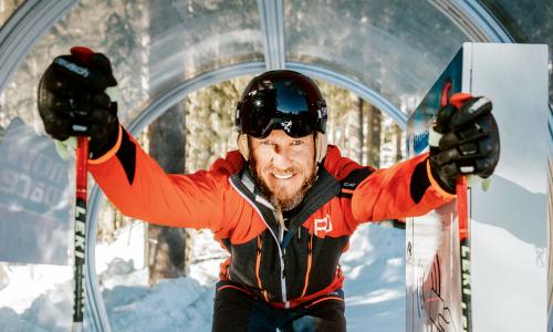 © Fotograf / Flachau Tourismus | Niko Zuparic / Immer noch fit und gerne auf Skiern unterwegs – auf der Piste, aber vor allem auch im Gelände. Jedes Mal ein kleines Abenteuer: Ski-Legende Hermann Maier im Interview