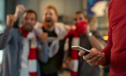 © Fotograf / stock.adobe.com / Rido / Sport-Apps sind nicht nur fürs Sportmachen selbst dar. Sie können auch als Liveticker dienen und über die neusten Gerüchte oder etwa Deals auf dem Transfermarkt informieren. Sport-Apps abseits klassischer Fitnessprogramme
