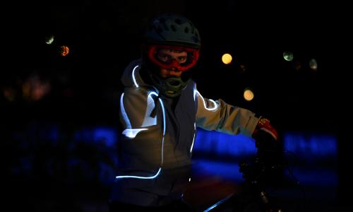 © Fotograf / Philipp Heck "DRAUSSEN HALO" LED Jacke: Die Innovation für maximale Sichtbarkeit und Sicherheit unserer Kinder im Straßenverkehr