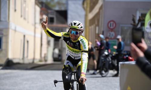© Fotograf / Alfred Nevsimal / Christoph Strasser erreicht den Zielort Weitra. Race Around Niederösterreich: Christoph Strasser siegt in Rekordzeit!