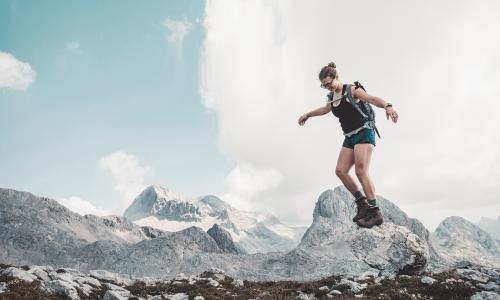 © Fotograf / gettyimages / Ziga Plahutar NÜRNBERGER Bergschutz: Gehen Sie noch oder laufen Sie schon?