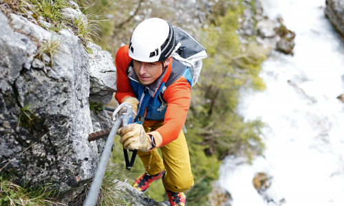 Schritt für Schritt: Wie du dich sinnvoll an schwere Klettersteige herantastest