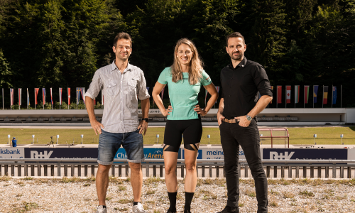 © Hersteller / WINTERSTEIGER AG / Kooperation besiegelt. Von links: Manager Florian Sosna, Vanessa Hinz und Edwin Steirer (Wintersteiger) Werbe-Kooperation mit Vanessa Hinz: 3-fache Biathlon-Weltmeisterin wird Wintersteiger Markenbotschafterin