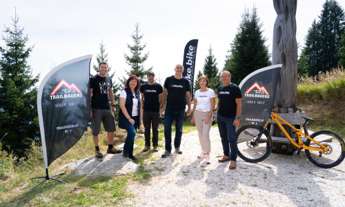 © Fotograf / Mathias Prägant / Von links: Andreas Holzer (Projektleiter Region Villach - Faaker See - Ossiacher See), Irene Primosch (LAG Villach Umland), Thomas Squibb (Trailbauers), Georg Overs (Geschäftsführer Region Villach - Faaker See - Ossiacher See), Veronika Zorn-Jäger (Vorsitzende Tourismusverband Gerlitzen Alpe – Ossiacher See), Hans Hopfgartner (Geschäftsführer Gerlitzen-Kanzelbahn-Touristik GmbH & Co. KG). Gerlitzen: Baustart für Mountainbike-Singletrail von der Kanzelhöhe nach Annenheim