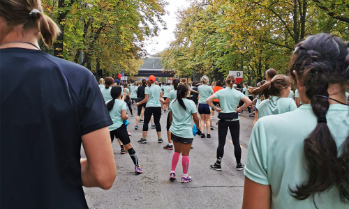 © SPORTaktiv / Claudia Riedl / 33. ASICS Österreichische Frauenlauf: Das große Warten auf den Startschuss (10-km-Bewerb). Geballte Frauenpower: SPORTaktiv live dabei beim 33. ASICS Österreichische Frauenlauf
