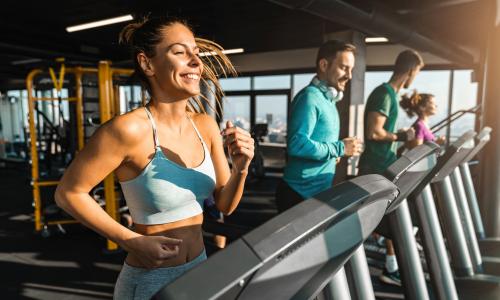 © iStock / Nadasaki Mit dem Laufband zu Hause sicher und effektiv trainieren