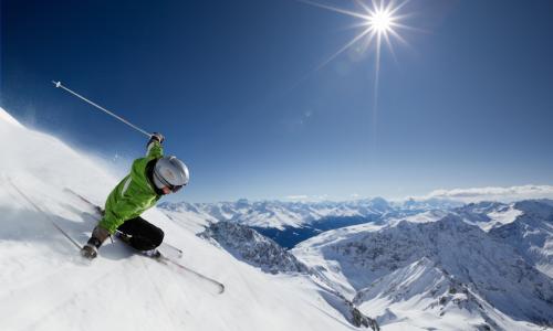 Im Vergleich: Der Unterschied zwischen Tourenski und Alpinski