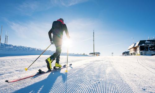 © Fotograf / Region Villach Tourismus / Stabentheiner / Pistentour auf der Gerlitzen Alpe in Kärnten. Wenn Gäste auf Touren kommen: Das Skitourengehen gewinnt auch im Urlaub an Bedeutung